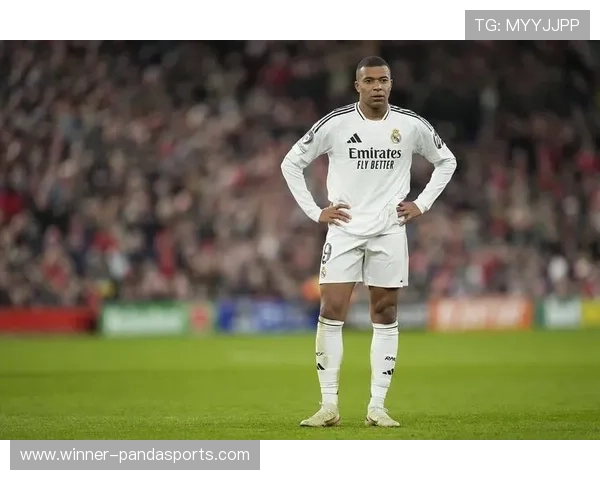 足球球星舔狗瞬间曝光 网友热议球场背后的另类情感表达